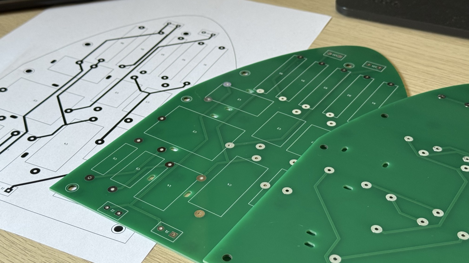 El contorno no es un capricho estético: reproduce el perfil del recinto «Lira» para que la placa pase por el hueco del woofer, que es la única vía de acceso al interior de la caja.