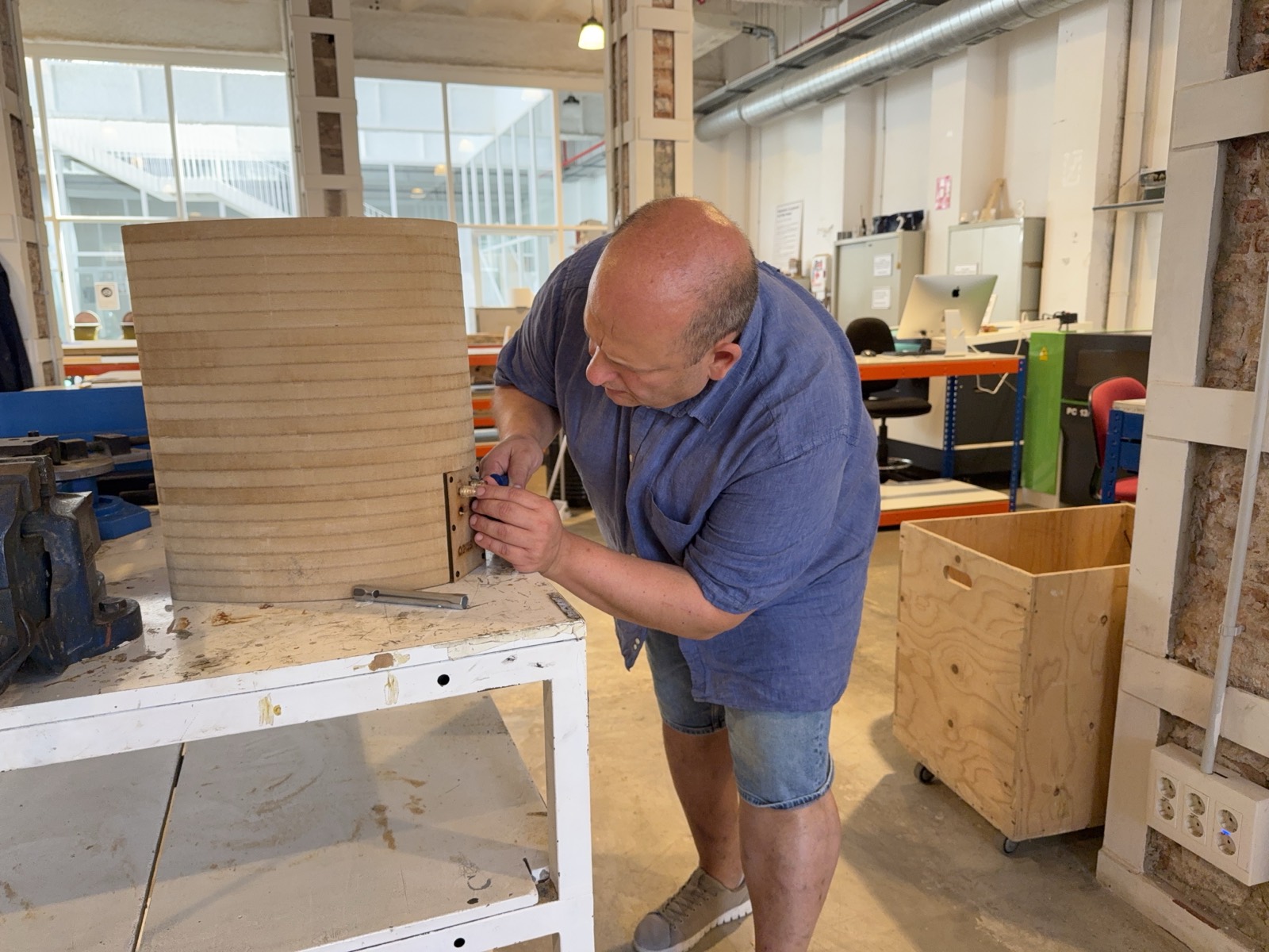 Josep M. Marimon ajustando la placa de terminales en el taller.