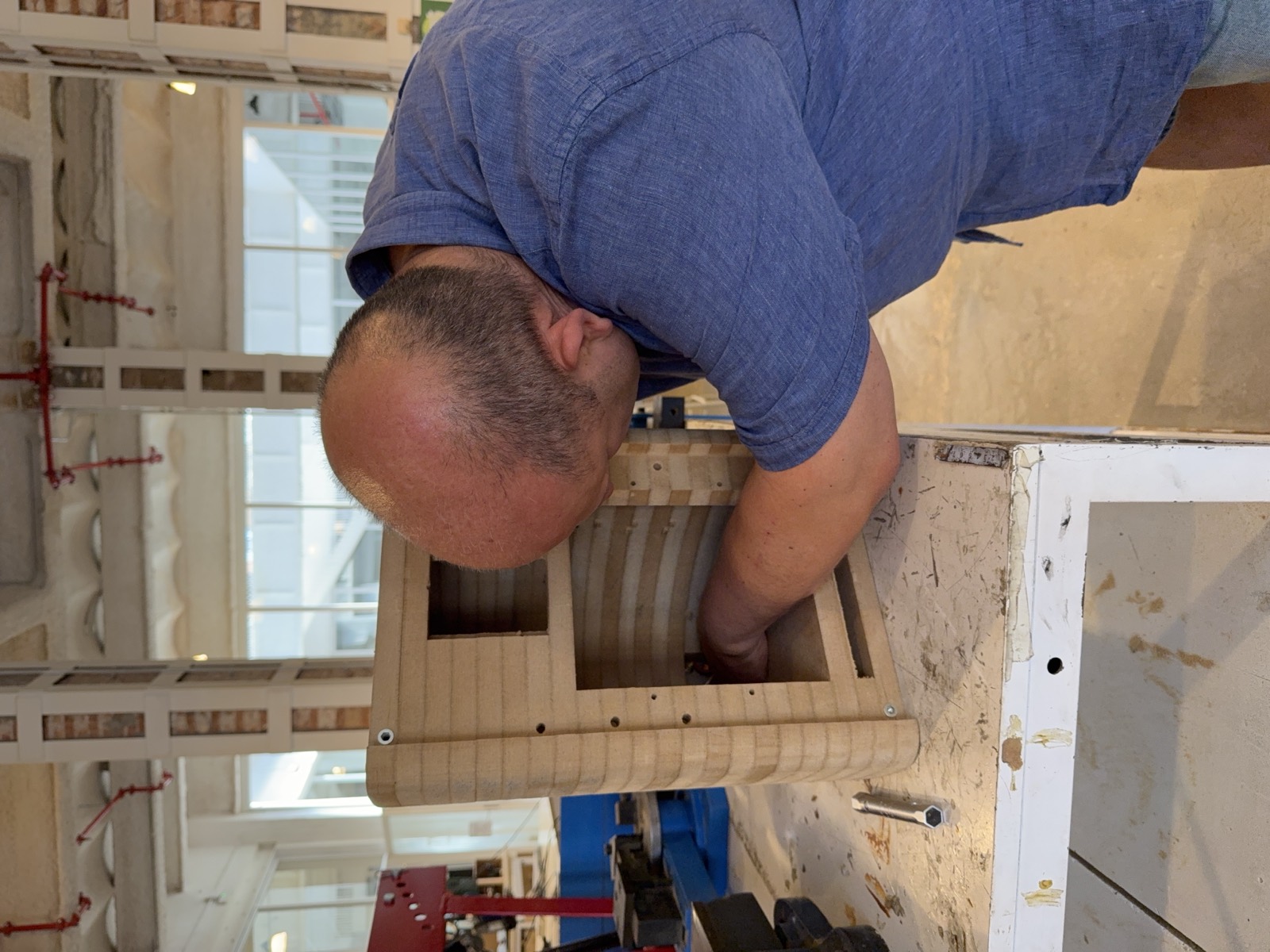 Trabajando el interior del recinto, comprobando el encaje de las piezas.